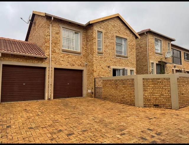 3 BEDROOM TOWNHOUSE FOR SALE IN WILGEHEUWEL